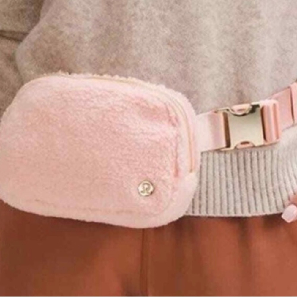 Lululemon everywhere Fleece Belt Bag